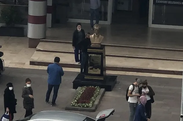 CHP'li belediyeler heykelden vazgeçemiyor! Bu sefer de Esenyurt Belediyesi!