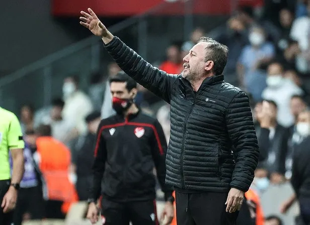 sergen-yalcindan-sakat-futbolculara-iliskin-aciklama-ajax-macina-yetisecekler-mi-batshuayi-larin-pjanic-1632517032373.jpeg Sergen Yalçın'dan sakat futbolculara ilişkin açıklama! Ajax maçına yetişecekler mi? Batshuayi, Larin, Pjanic...-3