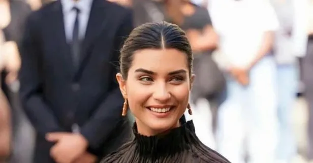 Döke saça mısır yiyen Tuba Büyüküstün sıcaktan bunaldı üstsüz güneşlendi! Esra Akkaya ile Bodrum'da sezonu açtı