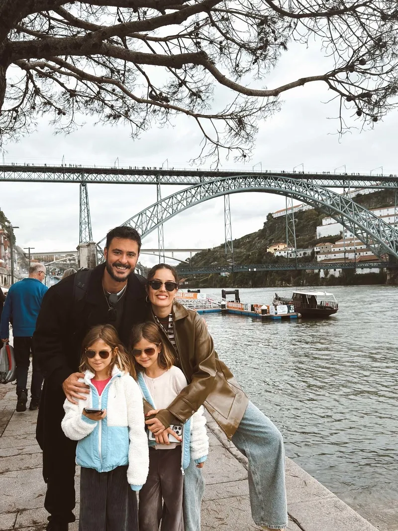 ayrilsalar-da-beraberler-haftalar-once-bosanan-pelin-akil-ve-anil-altandan-aile-pozu-geldi-1762415710185.jpg Kaynak: Sosyal medya