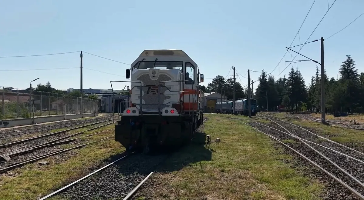 1785748818591.jpeg Yerli motorla üretildi, Afrika'ya ihraç edildi: Türkiye'nin ilk yerli ve milli lokomotifi DE 10000 Türk mühendisliğinin gücünü dünyaya taşıyor-4