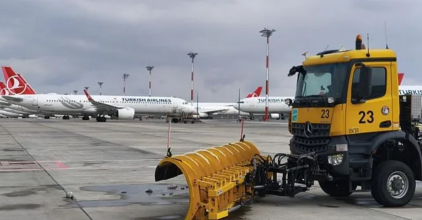 İstanbul Havalimanı'nda ekipler karla aralıksız mücadele ediyor: 404 personel 179 araç