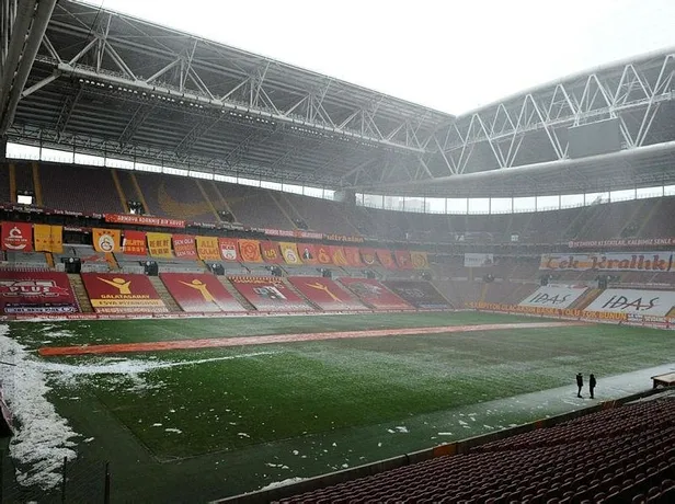Bundesliga'da şoke eden görüntü! Bayern Münih maçında kar sonrası iki farklı zemin-5
