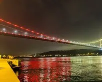 İstanbul’da tüm köprüler Galatasaray’ın şampiyonluk kutlaması için sarı kırmızı ışıkla renklendirildi