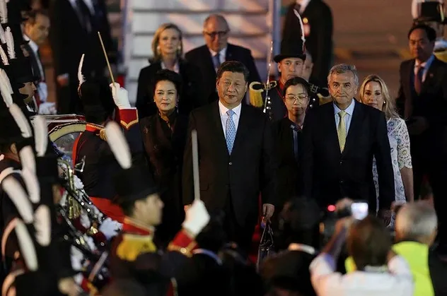 Askeri bando Çinli diplomatı Devlet Başkanı Jinping sandı