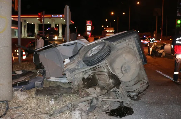 Manisa'da feci kaza! Otomobil ortadan ikiye bölündü-2