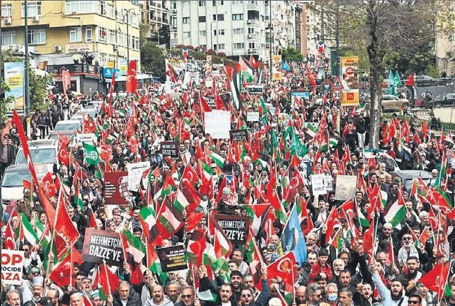 On binler katile öfke için yürüdü