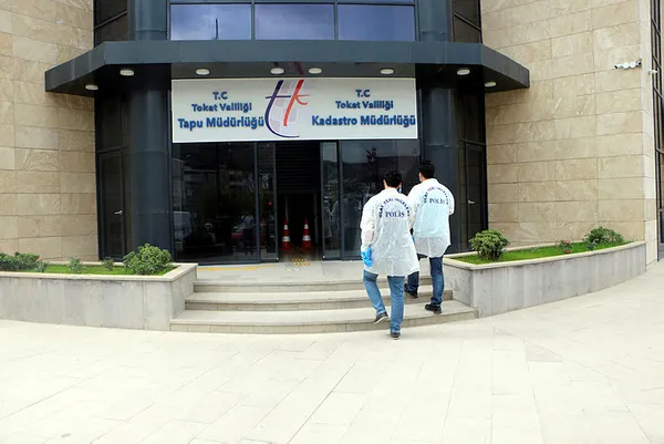 tokat-tapu-ve-kadastro-mudurlugunu-soymaya-calisan-hirsizin-sonu-1600095467036.jpg Tokat Tapu ve Kadastro Müdürlüğü'nü soymaya çalışan hırsızın sonu-5