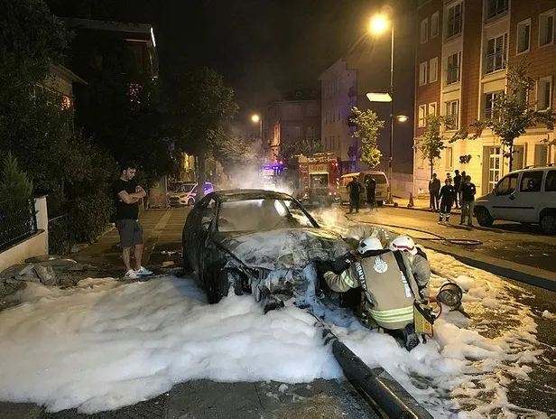 Son dakika: İstanbul Üsküdar'da gece yarısı korkutan kaza: Aydınlatma direğine çarpan otomobil alev alev yandı-5