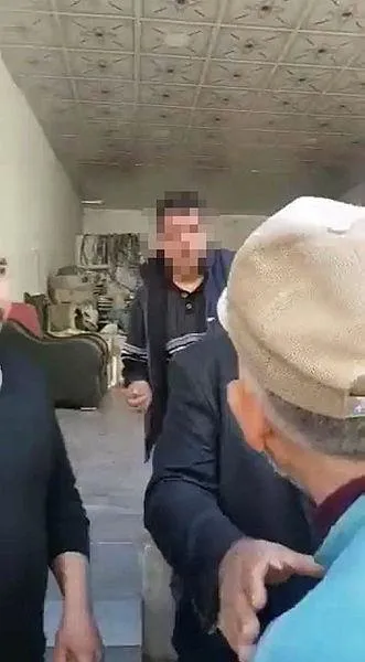 Şanlıurfa’da kız çocuğuna taciz iddiası insanları harekete geçirdi: Linç edilen şahsı polis kurtardı-1