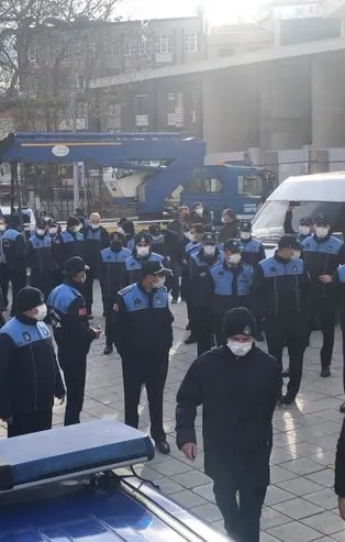 CHP'li İBB'ye bağlı zabıta ekipleri Esenler Belediyesinin stantlarını kaldırmak isteyince tartışma çıktı!