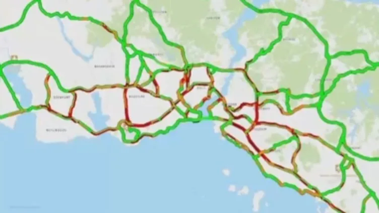 İstanbul'da trafik yoğunluğu yüzde 81'e ulaştı! Metrobüs duraklarında büyük yoğunluk yaşandı