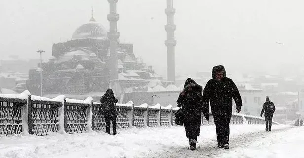 Gece saatlerinde buzlanmaya dikkat | İstanbul’da beklenen kar yağışı başladı! Yetkililerden kritik uyarı