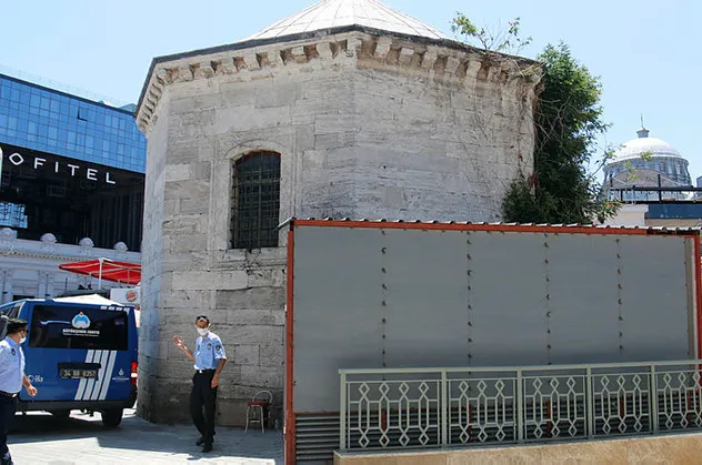 İBB 300 yıllık esere derme çatma yapı ekledi! İstanbul'un göbeğinde tarih katliamı