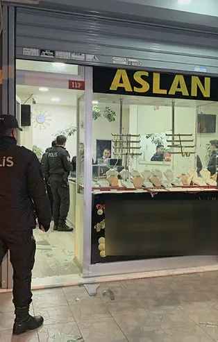 İstanbul'da hareketli gece! Yarım kilo altınla kaçtılar