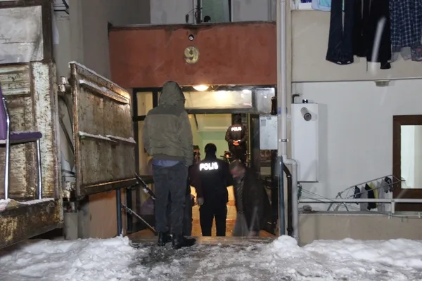 kocaelide-dehset-anlari-ayrilmak-icin-esyalarini-almaya-gelen-evli-sevgilisini-oldurerek-cesedini-rehin-aldi-1613416374992.jpg Kocaeli'de dehşet anları: Ayrılmak için eşyalarını almaya gelen evli sevgilisini öldürerek cesedini rehin aldı-2