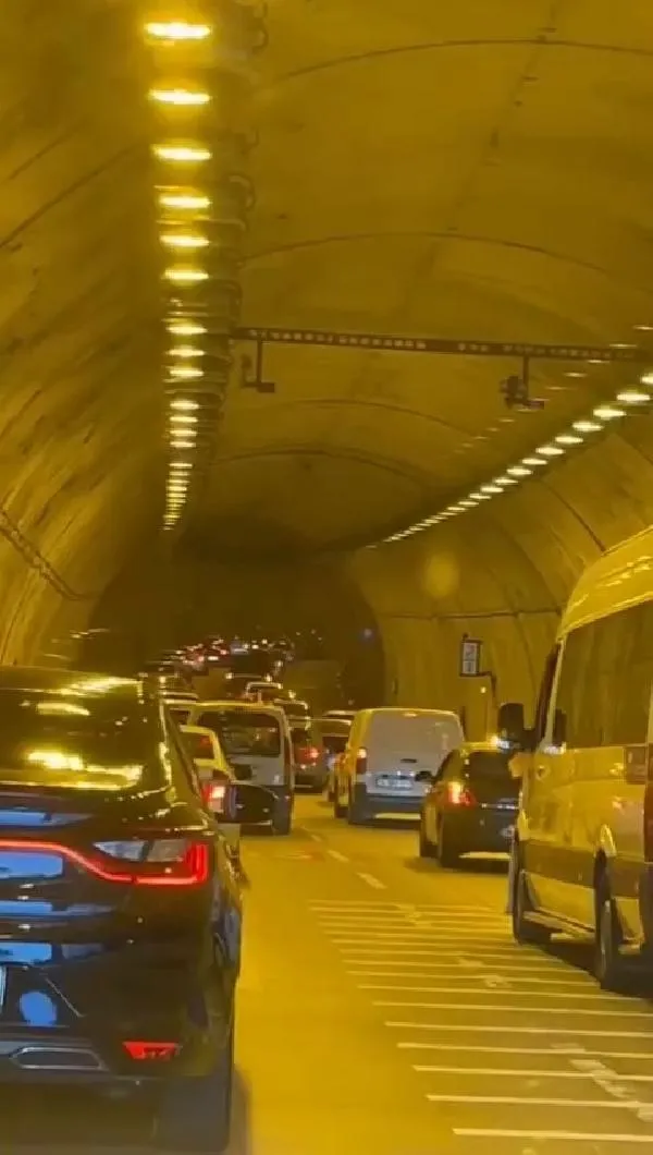 dugun-magandalari-d-100-yolu-kapatip-halaya-durdu-o-anlar-kamerada-1693231335533.jpeg Düğün magandaları D-100 yolu kapatıp halaya durdu! O anlar kamerada-4