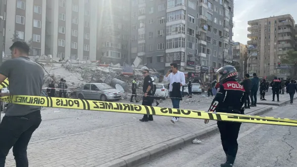 Son dakika: Şanlıurfa'da 6 katlı bir bina çöktü! Enkaz altında kalan var mı? Binanın çökme anı kameralara böyle yansıdı!-7