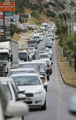 Tam kapanma öncesi Bodrum'a akın ettiler! Bu kadar insana su, yol, hastane yetmez