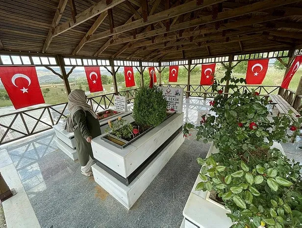 fethi-sekinin-ailesi-baskan-erdogan-ve-guvenlik-guclerine-minnettar-agabeyimin-kani-yerde-kalmadi-yuregimize-s-1686755623666.jpeg Fethi Sekin'in ailesi Başkan Erdoğan ve güvenlik güçlerine minnettar: "Ağabeyimin kanı yerde kalmadı, yüreğimize su serptiler"-3