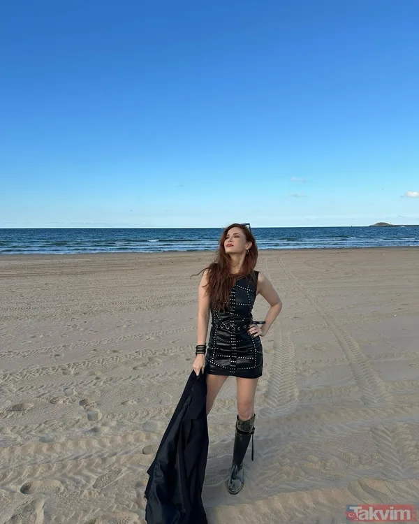 Mine Tugay siyah deri süper minisiyle kumsalda şov yaptı: “Kim der 46 yaşında” - 10