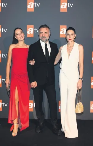Atv Cannes’a damgasını vurdu! Oktay Kaynarca, Ebru Özkan Saban, Pelin Akil, Berk Oktay ve Seray Kaya şıklıklarıyla büyüledi
