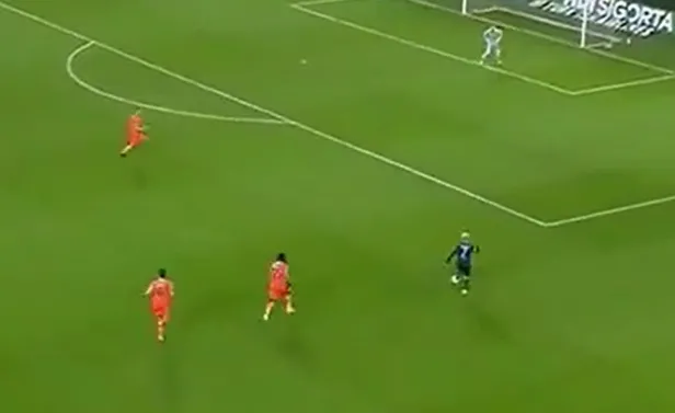 trabzonsporun-genc-yildizi-yusuf-saridan-messi-golu-1613772967959.jpeg Trabzonspor'un genç yıldızı Yusuf Sarı'dan Messi golü!-3
