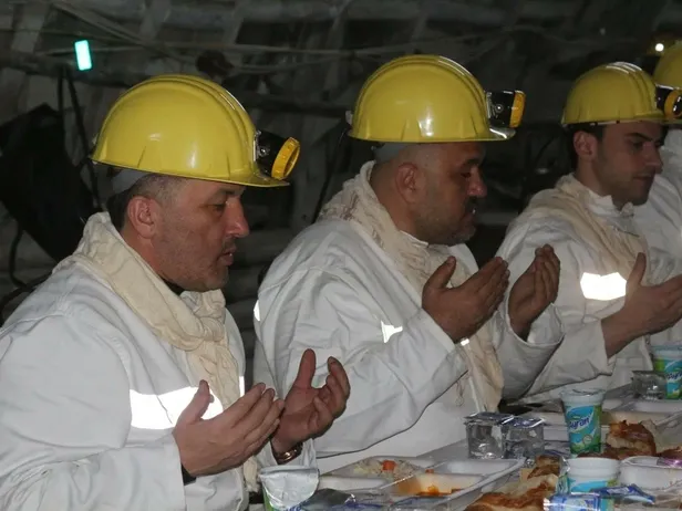 amasradaki-facia-madeninin-icinden-arsiv-goruntuleri-emekcilerin-yerin-250-metre-altindaki-iftari-objektiflere-1665779793352.jpeg Amasra'daki facia madeninin içinden arşiv görüntüleri! Emekçilerin yerin 250 metre altındaki iftarı objektiflere böyle yansıdı-4