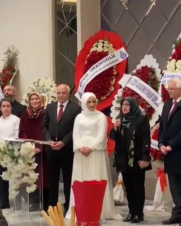 ibbnin-basortulu-vitrin-mankeni-inanc-masasi-hocasi-fatma-yavuz-nikah-toreninde-alkol-servisi-yaptirdi-skandal-1647205628060.jpeg