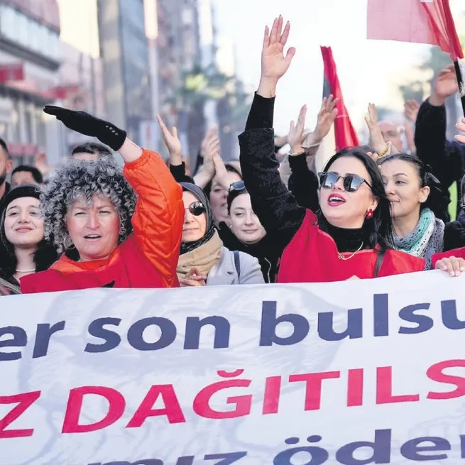 Maaş krizi büyüdü: İzmir’de işçiler sokağa döküldü