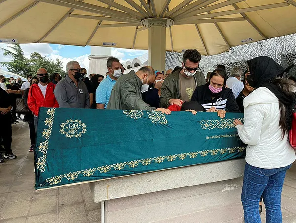yesim-salkimin-en-aci-gunu-gozyaslari-icinde-babasini-son-yolculuguna-ugurladi-1630939289399.jpg Yeşim Salkım’ın en acı günü! Gözyaşları içinde babasını son yolculuğuna uğurladı-2