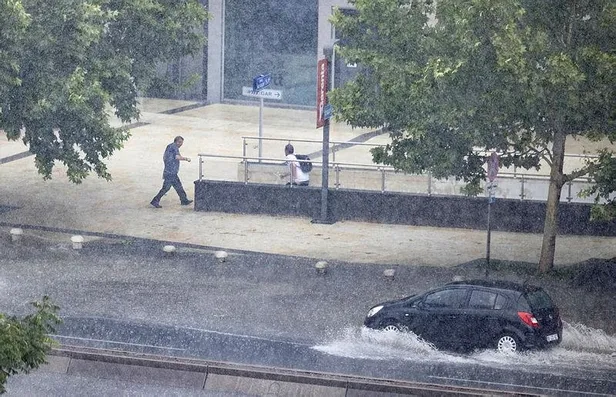 ankarada-siddetli-yagis-ve-firtina-agaclar-devrildi-sokaklar-gole-dondu-1660570870028.jpeg Ankara'da şiddetli yağış ve fırtına: Ağaçlar devrildi sokaklar göle döndü! Valilik duyurdu! Acı haber geldi-3