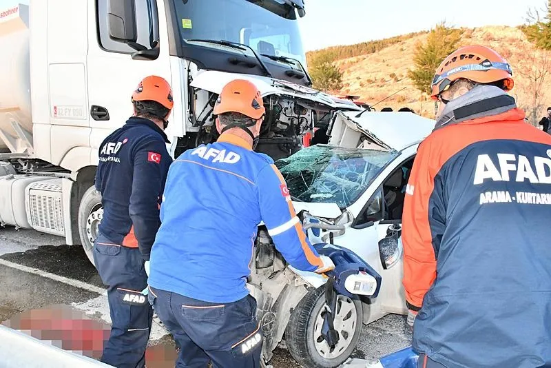 Adıyaman'da yakıt tankeri ile otomobilin çarpıştı. (AA)