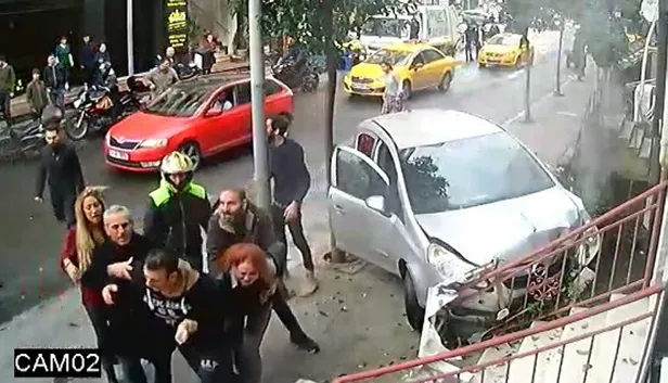 Şişli'de dehşet! Kaza yaptırdığı kadını sürükleyerek...-4