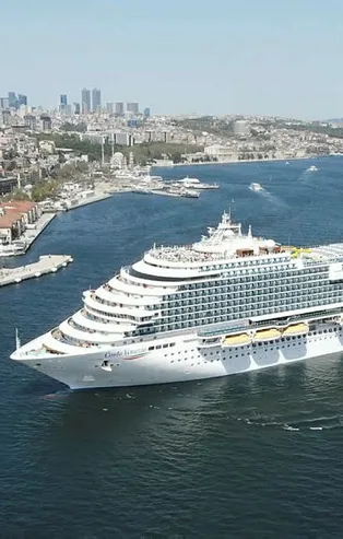İtalya'dan yola çıkan dev kruvaziyer gemisi İstanbul'a demirledi