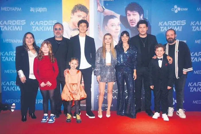burcu-esmersoy-gitti-kubaya-hayran-kaldi-tatilini-uzatti-1705365944082.jpeg