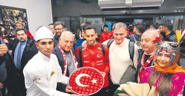 Gaziantep’te Milli Takım coşkusu! Baklava, davul ve zurnayla karşılandılar