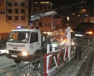 İstanbul’da tramvay yoluna araç girdi!