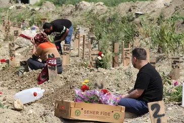 Deprem bölgesinde en acı bayram! Bayram sabahı mezarlıklara akın edildi