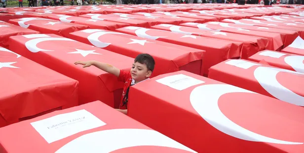 Almanya'nın tarihi meydanında dikkat çeken anma! 15 Temmuz'u böyle andılar-6
