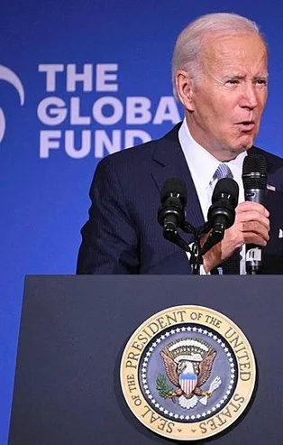 ABD Başkanı Joe Biden'ın konuşma sonrası yaptığı tuhaf hareketler sosyal medyada gündem oldu