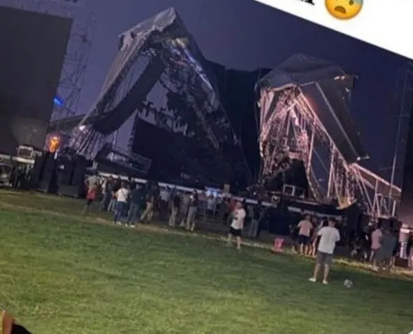 son-dakika-tarkan-konseri-oncesi-korkutan-olay-sahne-bir-anda-coktu-calisanlar-altinda-kaldi-1662584440340.jpg
