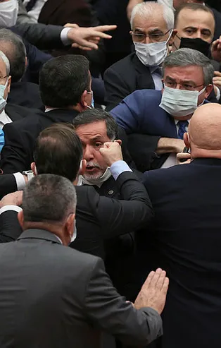 Son dakika: TBMM'de Başkan Erdoğan'a hakaret eden CHP'li Engin Özkoç, yumruklu kavga çıkınca olay yerini hemen terketti