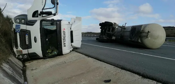 1640262525033.jpg Seyir halinde video çekerken önünde TIR devrildi! İşte saniye saniye ölümden kurtuluş anları-3
