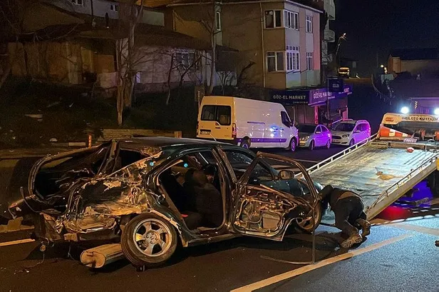 Son dakika: Maltepe'de gece yarısı kaza! Park halindeki minibüse çarparak durabildiler-3