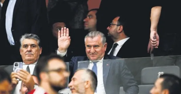 Gençlik ve Spor Bakanı Osman Aşkın Bak Beşiktaş maçını tribünden izledi