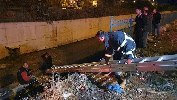 SON DAKİKA: Adana'da şaşırtan görüntü: Kanala uçtukları aracın üzerinde yardım beklediler-2