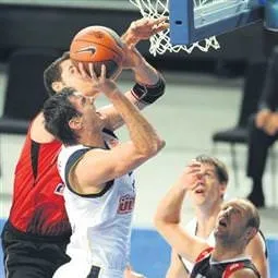 Fenerbahçe farklı başladı