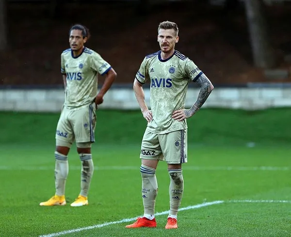 Fenerbahçe’nin hocası Erol Bulut milli arada ev ödevine çalışıyor-3