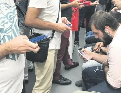 Nereye bakıyor bu insanlar?